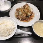 Wantsuchi - 揚げ鶏のネギ香味ダレ(油淋鶏)980えん税別 サービスの定食セット 