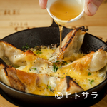 グランカルロス96 - 料理写真:女性に人気!濃厚!『クワトロフォルマッジ餃子』で餃子女子会♪