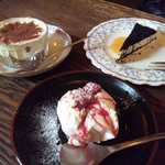 珈琲屋 真戸運永 - オレオのチーズケーキ、ティラミス、レアチーズケーキ