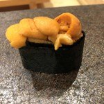 あま木 - バフンウニの軍艦巻き