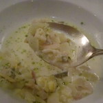 ラ ブラスリー - 様々な貝のチャウダーセージを香らせて