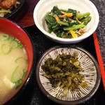 Oshokujidokoro Hanakura - 味噌汁  小鉢（青菜とツナの和え物）高菜のお漬け物