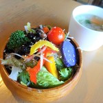 けや木 - セットのサラダとスープ