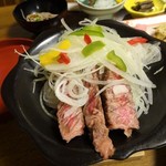 観光荘 - 牛の陶板焼きは焼肉のタレっぽいのを掛けて火を通します