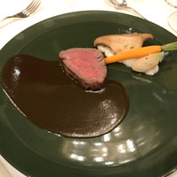 ホテルニューオータニ 東京 - 国産牛フィレ肉のロースト タイムの香り 芳醇な白神あわび茸と燕のフリカッセと共に