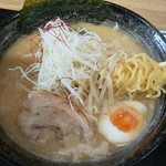 苫小牧ホルモン道場 - 味噌ラーメン 麺を引っ張り出し