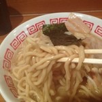 麺屋路三 - 麺はゴワゴワの二郎系太麺。