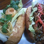 バインミー☆サンドイッチ - 貰ったミニサイズパンを焼き直して別店で買った
左:トムヤム焼きそば×レタス挟み
右:黒焼きそば×レタス挟みしました♡まいうーです