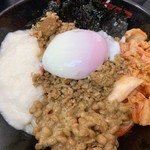 極楽うどん TKU - 韓国風納豆キムチぶっかけうどん（〆ミニごはん付き）（￥890）