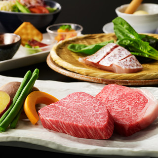 希少な神戸ビーフや海の幸の鉄板焼きを、様々なプランで味わう