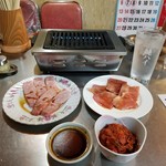 焼肉宝来軒 - 上カルビ、豚ロース、白菜キムチ、レモンサワー