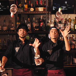 A fascinating cocktail! Pay attention to the bartender's brilliant hands♪