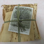 圓八 - 竹皮の包みに、入ってます。