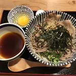 ラー油そば だいみょう - ラー油そば冷　850円（税込）　※生卵を割ってみた