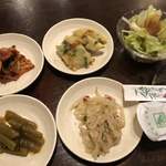 焼肉＆韓国料理 3人息子家 - ♪日替りおかず４種とサラダ…