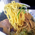 百万石 - 立食いで定番な早茹でタイプの中華麺。スープの味もしっかりしてて食べ応えあります！