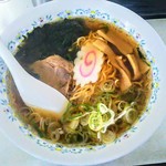百万石 - 醤油ラーメン！器がプラスチック製で軽い！熱くないので手で持って食べられます！