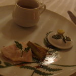 横濱元町 霧笛楼 - 薩摩　若軍鶏胸肉のフォアグラ巻きのコンソメ仕立て　西洋葱のロースト　カリン酢とハチミツのソース