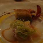 横濱元町 霧笛楼 - カナダ産　オマール海老のボアレ　ラザーニア風　シェリービネガーと卵黄のソース