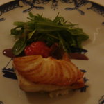 横濱元町 霧笛楼 - 仙台産　平目のポテトアンナ風焼き　シチリアントマトのコンフィ添え　黒オリーブピューレとベーコン　