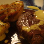 横濱元町 霧笛楼 - 国産牛フィレ肉のステーキ　赤ワインとアングレーズソース　ポテトのリヨネーズ風添え