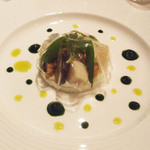 レストラン シャンボール(リーガロイヤルホテル大阪) - ピスタチオオイル香る貝類のタンバル仕立て　レフォールのアクセント