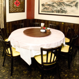 気の合う友人達との食事に、落ち着ける円形テーブルです！！