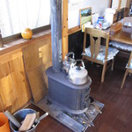 テーブル席、手前には『薪ストーブ』