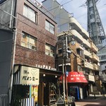 僕のバインミー - お店の外観と通天閣w