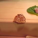 Taisushi - 鯛の皮はカリっと焼いてせんべいにして出て来ました。
                      