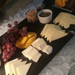 Tides - ③オードブル　ハムやチーズ類