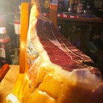 ジラソーレ - スペイン産生ハムハモンセラーノ旨味の凝縮した香り高い削り立ての生ハムです