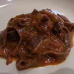 トラットリア・アルベロ - プリモピアット／赤ワインで煮込んだイベリコ豚、ココアを練り込んだタリアテッレ