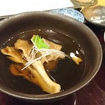 手打蕎麦 松竹庵 ます川 - お出汁のなかに天然の舞茸と蕎麦がきが入っています❗