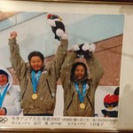 手打蕎麦 松竹庵 ます川 - 左が若い頃の店主❗当時はモーグルの全国チャンピオン。右はお馴染み上村愛子さん。