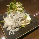 飲んべぇ食堂 らくだ屋 - しらす冷奴