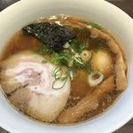 支那そばや - 醤油らぁ麺と名古屋コーチン味玉　900円＋200円
      穂先メンマと上品な山形産三元豚バラ肉チャーシュー
      希少小麦粉　春よ恋を配合したオリジナル麺
      名古屋コーチンの煮卵