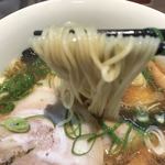 支那そばや - 醤油らぁ麺　麺リフト
      一口すするとガツンと来る味わいのスープ
      そのスープによく絡むオリジナル自家製麺