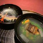 赤坂 渡なべ - 焼き鯖のお椀 焼き鯖が香ばしい。お椀の蓋の裏の絵柄、店主がデザインしたそうです。 絵心もあるんですね。変化球、美味しいです。