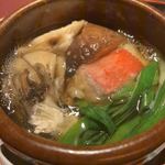 赤坂 渡なべ - わたなべの鍋：金目鯛、きのこいろいろ 車麩がなかった。大好きな茸がいっぱい。金目鯛も美味しい。