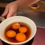 赤坂 渡なべ - 卵黄の漬け まずは出汁に漬けた卵黄でご飯をいただきました。