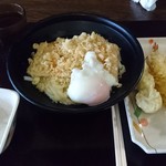 Irikobuya - セルフの天かす、温泉卵をinして“温玉きつねたぬきぶっかけうどん”の完成(ﾟ∀ﾟ)