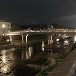 みふく - お店の前はすぐに浅野川
      この橋渡れば東茶屋街です