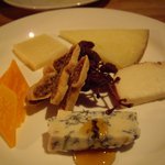 炭火とワイン okibi 燠火 - チーズ盛り合わせ.JPG