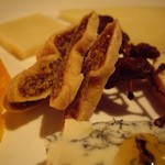 炭火とワイン okibi 燠火 - 乾燥無花果と干しブドウ.JPG