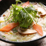 Yakiniku Yaginjirou - ソルロンタンラーメン　牛骨ベースの白濁スープ　　￥８１９