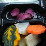 Sendai Bentou Yukariya - 煮物(かぼちゃ、人参、大根、ごぼう、こんにゃく)、漬物