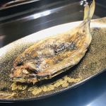 美加登家 - ●鮎の香醤焼き
            
            鮎の開きを焼いて、鮎の魚醤を塗って更に焼き、
            仕上げに苦ウルカを塗る。