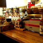 マグズカフェ - 四国では珍しいマシンが入口に構えています。