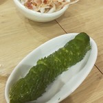 餃子酒場 たっちゃん - オニオンスライス、梅きゅうり